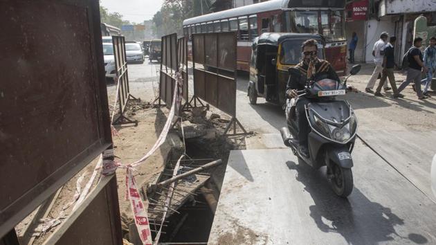 An open trench near Michael High School on LBS Road, Kurla in Mumbai, on Tuesday, May 28, 2019. Even as the monsoon is likely to arrive in Mumbai by the second week of June, the BMC is still struggling to close trenches and finish road works.(Aalok Soni/HT Photo)