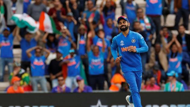 India's Virat Kohli celebrates taking a catch to dismiss South Africa's Quinton de Kock.(Action Images via Reuters)