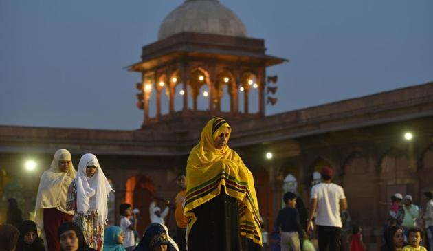 Women offer prayers after breaking their fast at Jama Masjid.(PHOTO: Burhaan Kinu/HT)