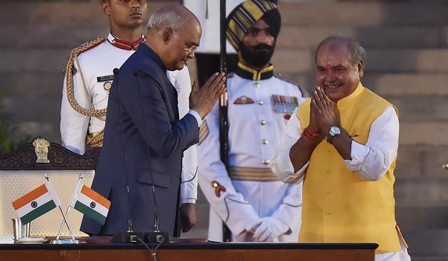 A local court in Dhanbad issued an arrest warrant against Union Agriculture Minister Narendra Singh Tomar (R) in connection with a case in which he is accused of allegedly using abusive language against Congress president Rahul Gandhi in 2016. Taking cognisance under section 504 of the Indian Penal Code (IPC), the court of first class judicial magistrate RK Singh issued the warrant. (Ajay Aggarwal / HT File)