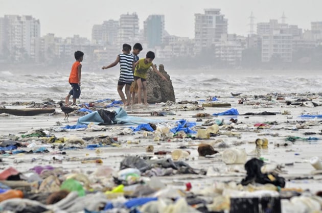 Currently, in Mumbai, solid waste is managed through open dumping (69%) and partly bioreactor landfill (31%), which generates approximately 2.47 million tonnes of CO2 a year, the study said.(HT Photo) Currently, in Mumbai, solid waste is managed through open dumping (69%) and partly bioreactor landfill (31%), which generates approximately 2.47 million tonnes of CO2 a year, the study said.(HT Photo)