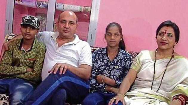 Pratapgarh district judge Rajendra Kumar Sharma and his wife Asha with Mukesh and Hemlata. (HT Photo) Pratapgarh district judge Rajendra Kumar Sharma and his wife Asha with Mukesh and Hemlata. (HT Photo)