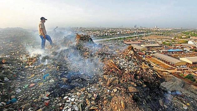 It must be noted that the volume of garbage at Ghazipur has increased from 13 million metric tonnes to 14 million metric tonnes since 2016. (HT Photo) It must be noted that the volume of garbage at Ghazipur has increased from 13 million metric tonnes to 14 million metric tonnes since 2016. (HT Photo)