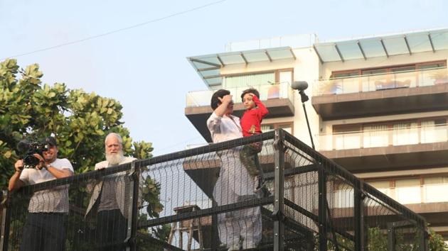 Shah Rukh Khan, David Letterman and AbRam greet fans. (Varinder Chawla) Shah Rukh Khan, David Letterman and AbRam greet fans. (Varinder Chawla)