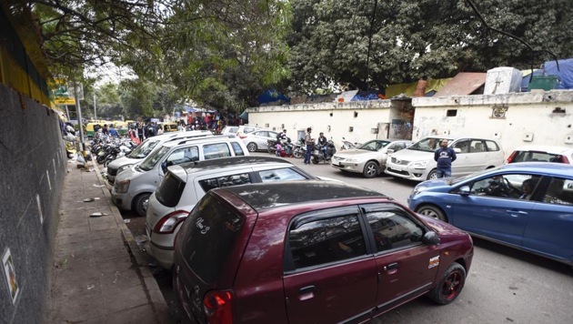 According to an investigating officer, who did not wish to be named, on Monday evening, an officer of the crime branch received information about an automobile repair store where stolen cars were kept.(HT Photo) According to an investigating officer, who did not wish to be named, on Monday evening, an officer of the crime branch received information about an automobile repair store where stolen cars were kept.(HT Photo)