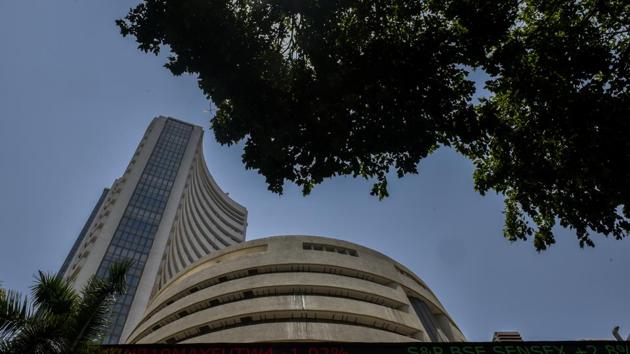 The BSE benchmark Sensex plunged 554 points Thursday, dragged down by losses in banking, energy and capital goods stocks even as the RBI cut the policy rate to shore up growth. Slashing benchmark lending rate for the third time this year, the central bank cut the repo rate from 6% to 5.75%, the lowest in nine years. (Kunal Patil / HT File)