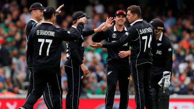 New Zealand's Mitchell Santner (2nd R) celebrates with teammates after taking the wicket of Bangladesh's Mahmudullah during the 2019 Cricket World Cup group stage match between Bangladesh and New Zealand at The Oval in London on June 5, 2019. (Photo by Adrian DENNIS / AFP) / RESTRICTED TO EDITORIAL USE (AFP) New Zealand's Mitchell Santner (2nd R) celebrates with teammates after taking the wicket of Bangladesh's Mahmudullah during the 2019 Cricket World Cup group stage match between Bangladesh and New Zealand at The Oval in London on June 5, 2019. (Photo by Adrian DENNIS / AFP) / RESTRICTED TO EDITORIAL USE (AFP)
