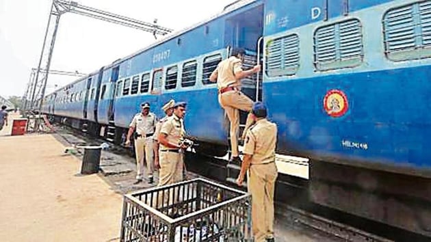 A bag with firecrackers and a threat letter against the BJP was found in the Shalimar Express by the cleaning staff at the Lokmanya Tilak terminus in Mumbai on June 5, 2019. (HT Photo) A bag with firecrackers and a threat letter against the BJP was found in the Shalimar Express by the cleaning staff at the Lokmanya Tilak terminus in Mumbai on June 5, 2019. (HT Photo)