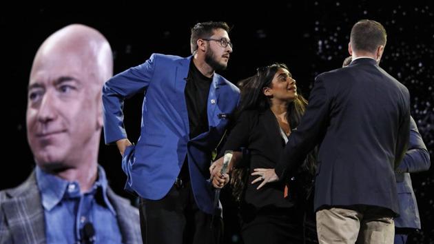 Indian-American activist interrupts Amazon founder Jeff Bezos on-stage | World News - Hindustan Times Indian-American activist interrupts Amazon founder Jeff Bezos on-stage | World News - Hindustan Times