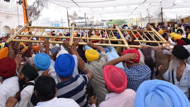 There were clashes between some Sikh radicals and the SGPC men and police at Akal Takht during the anniversary of Operation Bluestar on Thursday, June 6, 2019.(Sameer Sehgal / HT Photo)