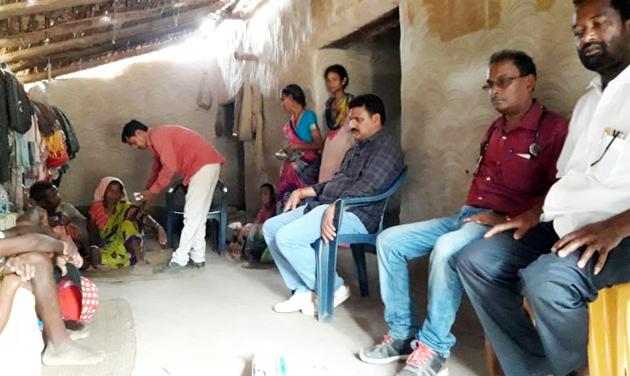 Team of officials at the residence of Ramcharan Munda ,who allegedly died of hunger in Latehar district(Photo/Hindustan Times)