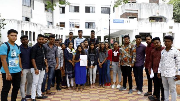 Parents and students hold protest against Maharashtra State Board of Secondary and Higher Secondary Education at MMCC college in Pune on Thursday. (RAHUL RAUT/HT) Parents and students hold protest against Maharashtra State Board of Secondary and Higher Secondary Education at MMCC college in Pune on Thursday. (RAHUL RAUT/HT)