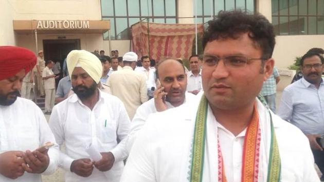 Facing flak over Congress’ loss in Haryana during the recently held Lok Sabha polls, state unit chief Ashok Tanwar said he will continue to work towards strengthening the party. (HT Photo) Facing flak over Congress’ loss in Haryana during the recently held Lok Sabha polls, state unit chief Ashok Tanwar said he will continue to work towards strengthening the party. (HT Photo)