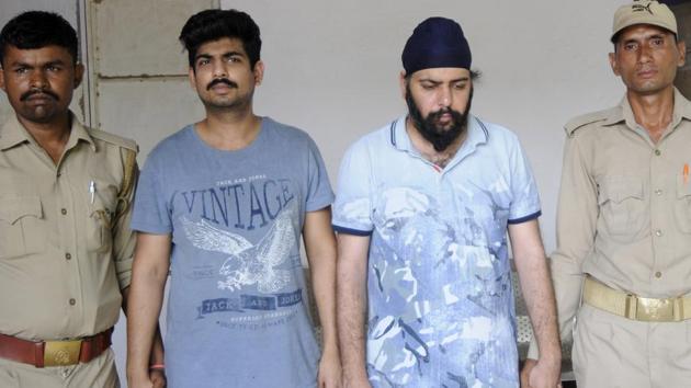 Kanav Ahuja (in blue T-shirt) and his accomplice Jaspreet Singh were arrested near Noida Sector 78 .(Sunil Ghosh / HT Photo) Kanav Ahuja (in blue T-shirt) and his accomplice Jaspreet Singh were arrested near Noida Sector 78 .(Sunil Ghosh / HT Photo)