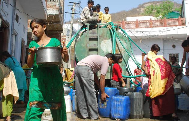 the rush of people as the water tanker reaches a colony in Jaipur.(HT File Photo)