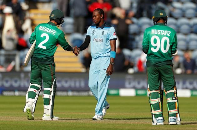 England's Jofra Archer shakes hands with Bangladesh's Mashrafe Mortaza after the match. (Action Images via Reuters)