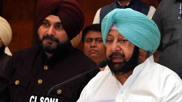 Chief minister Captain Amarinder Singh along with local bodies minister Navjot Sidhu talking with media at Jalandhar.(Pardeep Pandit/HT File Photo)