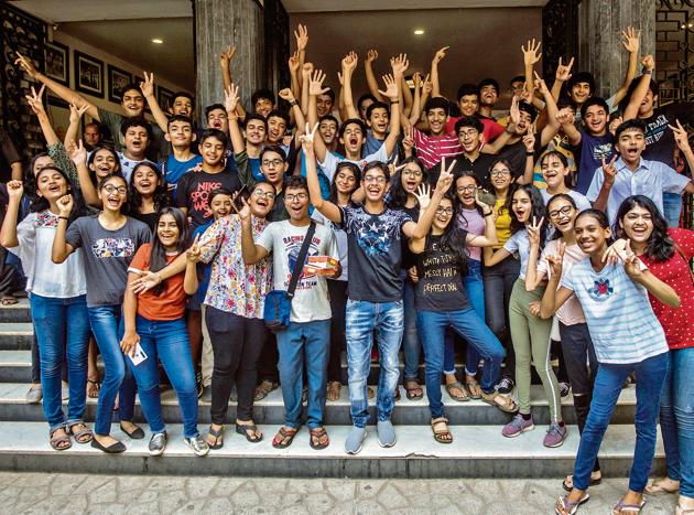 Students in Mumbai celebrate the Class 10 results.(HT Photo)