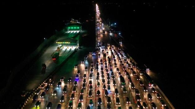Vehicles queue to enter Cikampek Utama toll gate as people head to their hometowns to celebrate Eid ul-Fitr in Karawang, West Java province, Indonesia. (Rivan Awal Lingga / Antara Foto / REUTERS) Vehicles queue to enter Cikampek Utama toll gate as people head to their hometowns to celebrate Eid ul-Fitr in Karawang, West Java province, Indonesia. (Rivan Awal Lingga / Antara Foto / REUTERS)