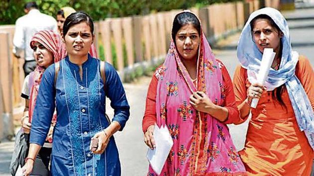 Students arrive at Government Girls College, Sector 14, to fill their admission forms online, in Gurugram. (Yogesh Kumar / Hindustan Times) Students arrive at Government Girls College, Sector 14, to fill their admission forms online, in Gurugram. (Yogesh Kumar / Hindustan Times)