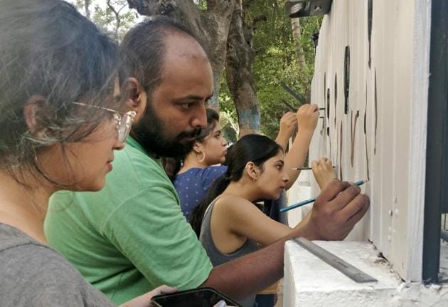 City artist Vinit Nemmaniwar guided the members of the community to paint a mural on the gates of the centre (HT PHOTO) City artist Vinit Nemmaniwar guided the members of the community to paint a mural on the gates of the centre (HT PHOTO)