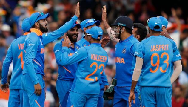 India's Ravindra Jadeja (C) celebrates with teammates after taking a catch to dismiss Australia's Glenn Maxwell. (AFP)
