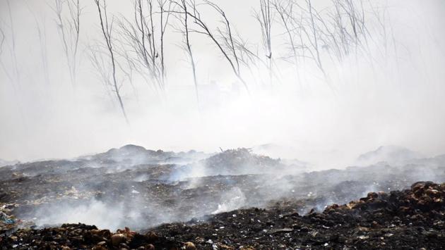 Plumes of smoke rise from garbage burnt at Indirapuram, in Ghaziabad. A massive fire broke out at Shakti Khand dumping site and the fire brigade was roped in to douse the blaze. (Sakib Ali / HT Photo)