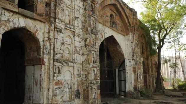A view of Qutab Khan masjid, at Block Chungi 1, Saap ki Nangli village, near bus stand, at Sohna, in Gurugram . The premises of the mosque, however, has received approval from a host of monkeys that have started living inside it. (Parveen Kumar / Hindustan Times) A view of Qutab Khan masjid, at Block Chungi 1, Saap ki Nangli village, near bus stand, at Sohna, in Gurugram . The premises of the mosque, however, has received approval from a host of monkeys that have started living inside it. (Parveen Kumar / Hindustan Times)
