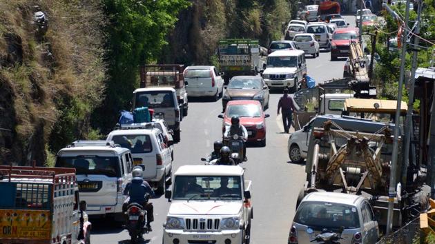 On an average, at least 4,500 tourists vehicles enter Manali and 5,000 vehicles enter Shimla everyday.(Deepak Sansta / Hindustan Times)