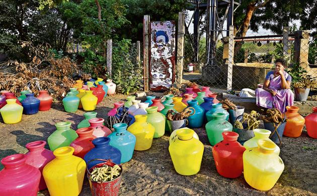 A woman waits to fetch water from a community well at Eswari Nagar in Pallavaram municipality, Chennai.,(PTI)