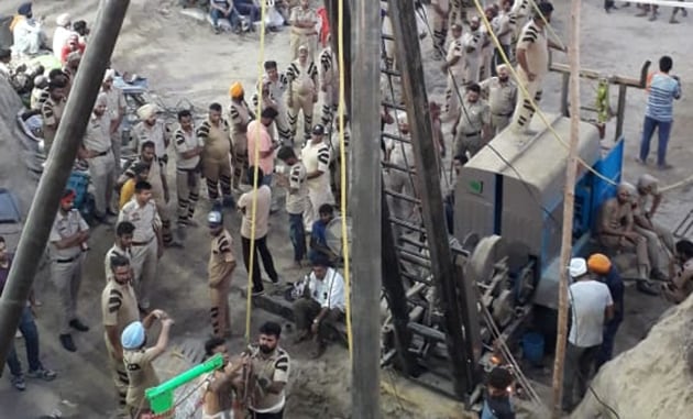 Rescue operation still going on at Bhagwanpur village in Sangrur District on Monday morning (Bharat Bhushan/HTPhoto)