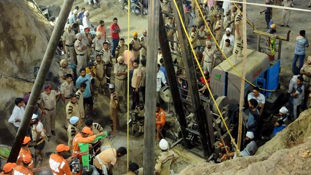 Sangrur, India- June 10, 2019: Volunteers of NGO Shah Satnam Ji Green 'S' Welfare Force Wing participate in the rescue operation of Fatehveer Singh from the borewell, at Bhagwanpur village, in Sangrur district of Punjab, India, on Monday, June 10, 2019. (Photo by Bharat Bhushan / Hindustan Times) Sangrur, India- June 10, 2019: Volunteers of NGO Shah Satnam Ji Green 'S' Welfare Force Wing participate in the rescue operation of Fatehveer Singh from the borewell, at Bhagwanpur village, in Sangrur district of Punjab, India, on Monday, June 10, 2019. (Photo by Bharat Bhushan / Hindustan Times)