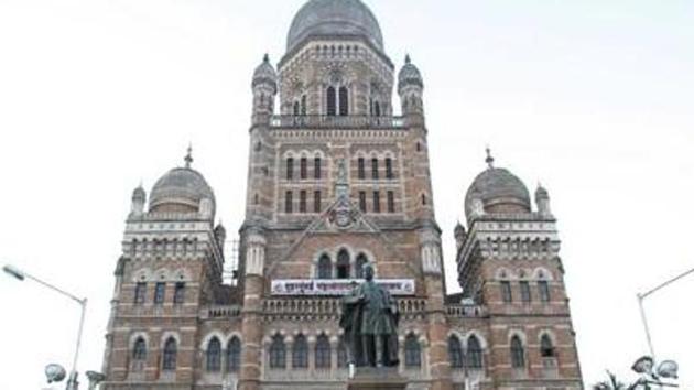 According to BMC officials, around six drains will be extended up to the new coastal road project boundary to ensure there is no accumulation of rain-water at the coastal road sites. (Hindustan Times) According to BMC officials, around six drains will be extended up to the new coastal road project boundary to ensure there is no accumulation of rain-water at the coastal road sites. (Hindustan Times)