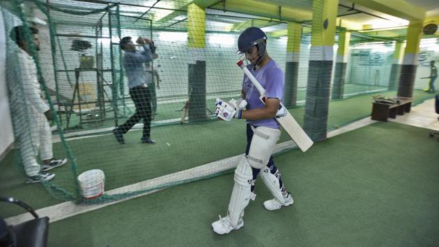 Saurabh Kumar, a college student,  has come all the way from Motihari in Bihar to join the sports academy in Malviya Nagar. “It is too hot outside these days and I was not able to devote as much time to my batting practice as I wanted. There are no such indoor academies in Bihar, so I came to Delhi,” says Saurabh at the end of the one-hour a session for which he had paid Rs 300. (Burhaan Kinu / HT Photo) 