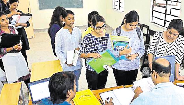 Delhi university aspirants stand in queues to get admission in new academic session 2018-19 at Daulat Ram College, in New Delhi, India, on Wednesday, June 20, 2018. (Photo by Sanchit Khanna/ Hindustan Times) (Sanchit Khanna/HT PHOTO) Delhi university aspirants stand in queues to get admission in new academic session 2018-19 at Daulat Ram College, in New Delhi, India, on Wednesday, June 20, 2018. (Photo by Sanchit Khanna/ Hindustan Times) (Sanchit Khanna/HT PHOTO)