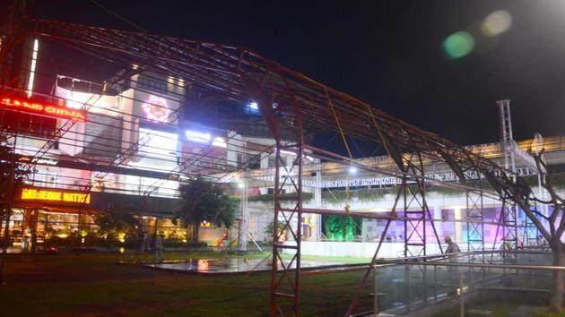 Preparations underway at Amanora mall on Sunday for the 76th Senior National Squash Championship. Some of the matches will be held at the glass courts here. (Shankar Narayan/HT PHOTO) Preparations underway at Amanora mall on Sunday for the 76th Senior National Squash Championship. Some of the matches will be held at the glass courts here. (Shankar Narayan/HT PHOTO)