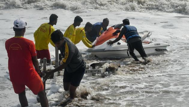 Fire brigade officials and lifeguards look for Mahesh Maeuti Shinde) drown at Godrej Bunglow Beach in Mumbai, India, on Sunday, June 9, 2019. (Photo by Shashi S Kashyap/ HT PHOTO) (HT PHOTO) Fire brigade officials and lifeguards look for Mahesh Maeuti Shinde) drown at Godrej Bunglow Beach in Mumbai, India, on Sunday, June 9, 2019. (Photo by Shashi S Kashyap/ HT PHOTO) (HT PHOTO)