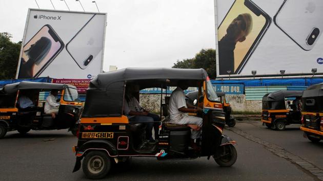 Auto-rickshaws drive past the hoardings in Mumbai, India July 27, 2018. (REUTERS FILE PHOTO) Auto-rickshaws drive past the hoardings in Mumbai, India July 27, 2018. (REUTERS FILE PHOTO)