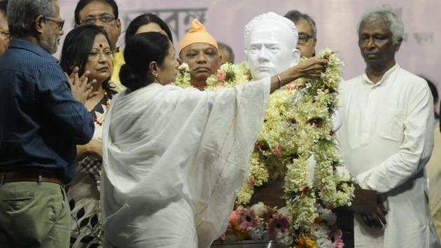 Bengal chief minister Mamata Banerjee an event to unveil a new statue of Bengal reformer Ishwar Chandra Vidyasagar that was vandalized during the Lok Sabha elections.(Samir Jana/HT Photo)