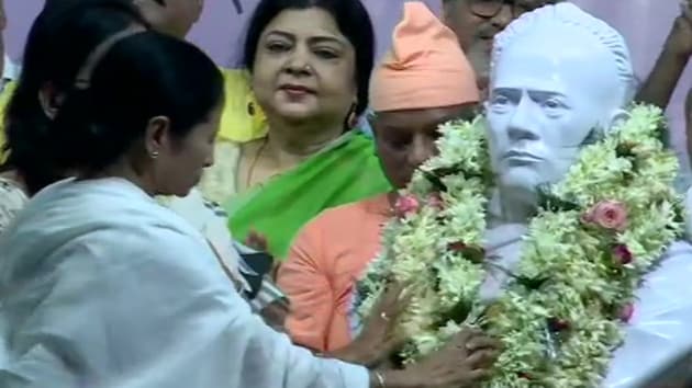 West Bengal Chief Minister Mamata Banerjee on Tuesday unveiled a bust of Ishwar Chandra Vidyasagar at the Hare School ground.(Twitter/ANI)