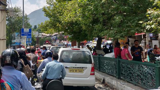 Long queue of vehicles at Mall Road due to traffic chaos in Nainital(HT Photo)