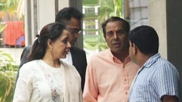 Hema Malini and Dharmendra visit daughter Esha Deol and granddaughter Miraya.