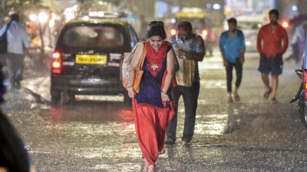 People caught in sudden heavy rain at Sion in Mumbai, on Monday, June 10, 2019. (Kunal Patil/HT Photo) People caught in sudden heavy rain at Sion in Mumbai, on Monday, June 10, 2019. (Kunal Patil/HT Photo)