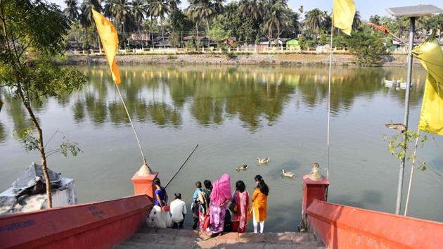 Devotees gather to see turtles on the banks of a pond. The pond of the temple has provided a safe haven, thanks to the sacred status of turtles protecting them from harm. “There are plenty of turtles in the temple pond,” said Jayaditya Purkayastha, from conservation group Good Earth. (Biju Boro / AFP) Devotees gather to see turtles on the banks of a pond. The pond of the temple has provided a safe haven, thanks to the sacred status of turtles protecting them from harm. “There are plenty of turtles in the temple pond,” said Jayaditya Purkayastha, from conservation group Good Earth. (Biju Boro / AFP)