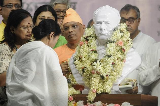 West Bengal Chief Minister Mamata Banerjee reinstalls a bust of Ishwar Chandra Vidyasagar at Vidyasagar College that replaces one vandalized recently, in Kolkata, West Bengal.(Samir Jana/HT Photo)