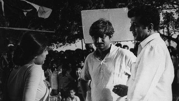 Smita Patil, Jabbar Patel and Girish Karnad (R) during the filming of Jabbar’s “Subah”. Karnad made his acting as well as screenwriting debut in the Kannada movie Samskara (1970) based on a novel by U.R. Ananthamurthy and it won the first President’s Golden Lotus Award for Kannada cinema. (HT Archive) Smita Patil, Jabbar Patel and Girish Karnad (R) during the filming of Jabbar’s “Subah”. Karnad made his acting as well as screenwriting debut in the Kannada movie Samskara (1970) based on a novel by U.R. Ananthamurthy and it won the first President’s Golden Lotus Award for Kannada cinema. (HT Archive)