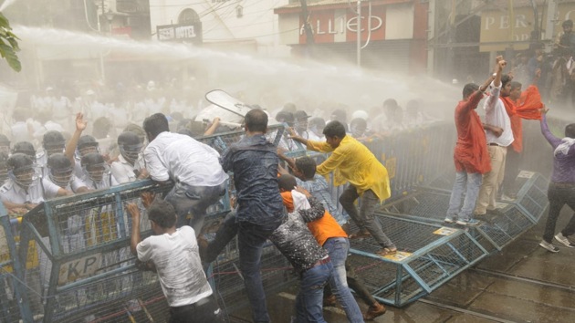 Police use water canons to disperse BJP workers as they try to push through a layer of barricade near the Kolkata Police headquarters. (Samir Jana/HT PHOTO) Police use water canons to disperse BJP workers as they try to push through a layer of barricade near the Kolkata Police headquarters. (Samir Jana/HT PHOTO)