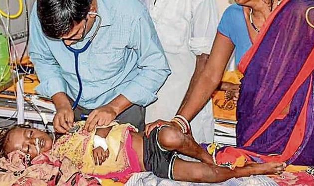 A child, with symptoms of Acute Encephalitis Syndrome, being treated in a hospital in Muzaffarpur, Bihar.(PTI Photo)