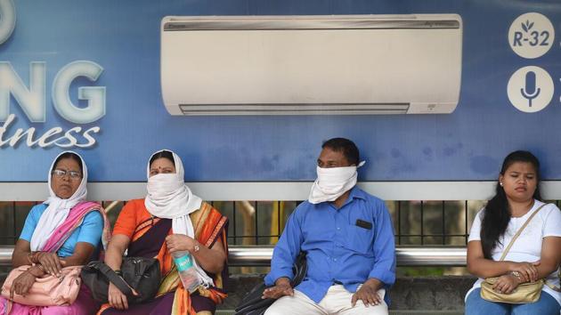 People use handkerchiefs to protect themselves from the heat on a hot day, at Civil lines Bus Stop, in New Delhi, India, on Saturday, June 8, 2019. (Raj K Raj/HT PHOTO) People use handkerchiefs to protect themselves from the heat on a hot day, at Civil lines Bus Stop, in New Delhi, India, on Saturday, June 8, 2019. (Raj K Raj/HT PHOTO)