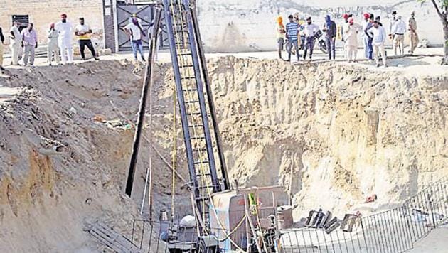 Two-year-old Fatehveer was stuck for 110 hours in 150-feet borewell (Bharat Bhushan / HT Photo) Two-year-old Fatehveer was stuck for 110 hours in 150-feet borewell (Bharat Bhushan / HT Photo)